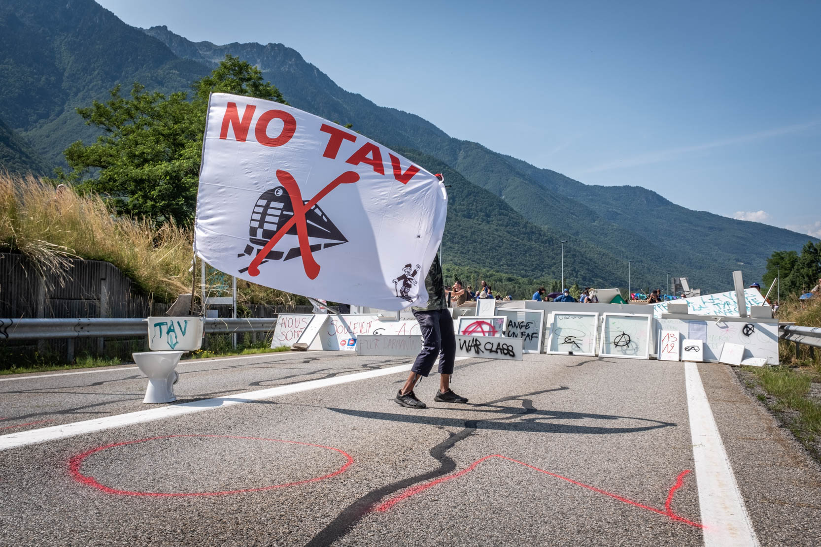 Plus de 4 000 personnes se sont rendues en Savoie contre le Lyon-Turin. Et si l’État n’a pas réussi à empêcher la mobilisation, les manifestants sont amers de ne pas avoir réussi d’action marquante contre les chantiers.